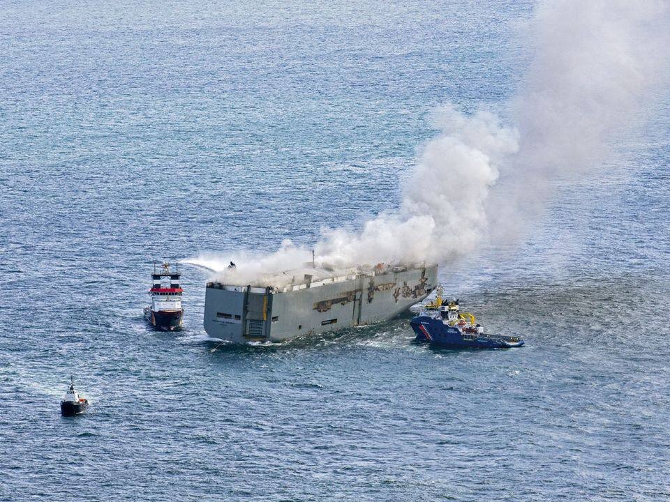 ۳ هزار خودرو در یک کشتی هلندی سوخت/ یک نفر کشته و ۱۶ تن رخمی شدند